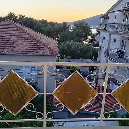 Apartamento Cozy With 3 Bedrooms Trogir