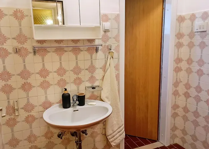 Апартаменти Cozy With 3 Bedrooms