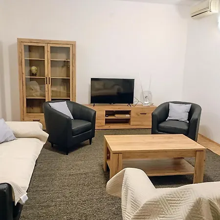 Cozy With 3 Bedrooms * トロギール