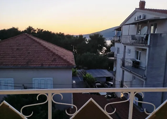 Cozy With 3 Bedrooms *