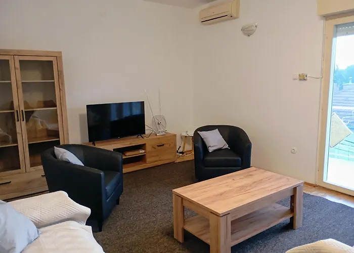 Cozy With 3 Bedrooms Apartment *