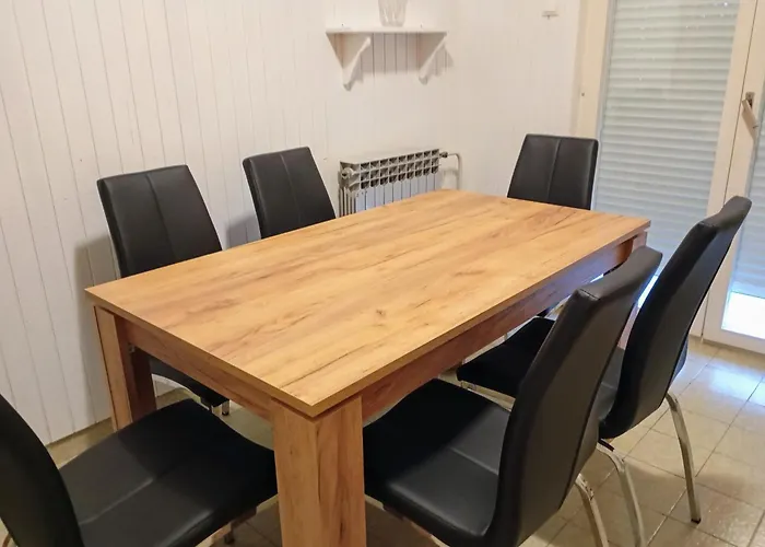 Cozy With 3 Bedrooms Trogir